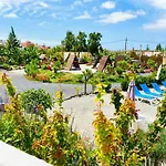Lykke Piscina Y Jardin By Deihu Experiences