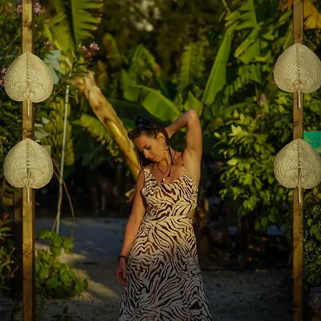 Lykke Piscina Y Jardin By Deihu Experiences Buzanada