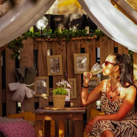 Lykke Piscina Y Jardin By Deihu Experiences